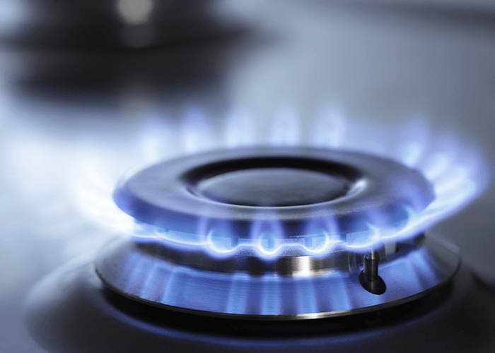 Een brandend pitje op een gasfornuis