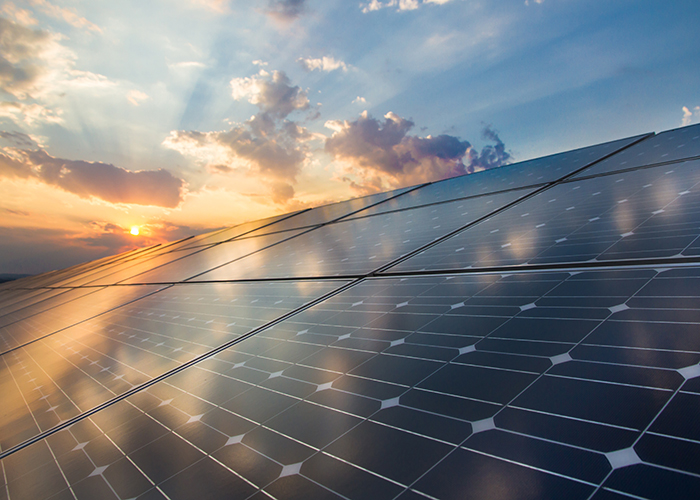 close-up van zonnepanelen met ondergaande zon