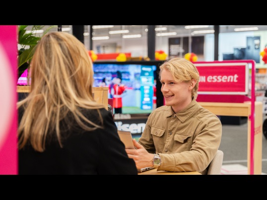 Een jongen geeft een klant advies in de Mediamarkt