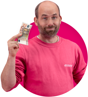 Een man met een roze Essent shirt heeft een briefje van 50 euro vast