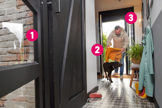 Man en hond in de hal van een huis