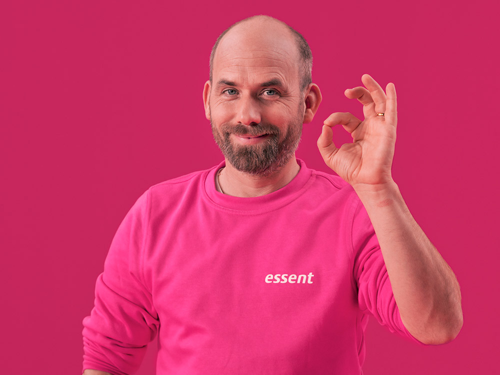 Freek lacht en gebaart 'okay' met zijn hand