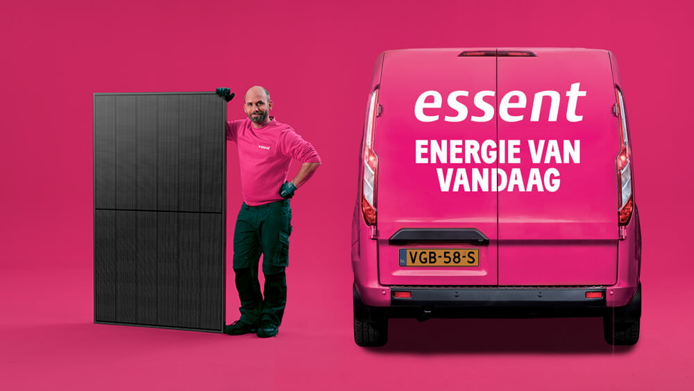 Freek staat naast een bus met een zonnepaneel in zijn hand.