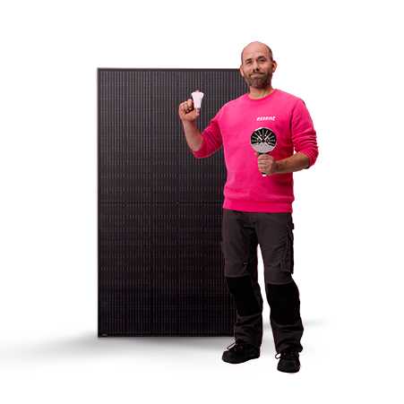 man houd lampje en douchekop vast