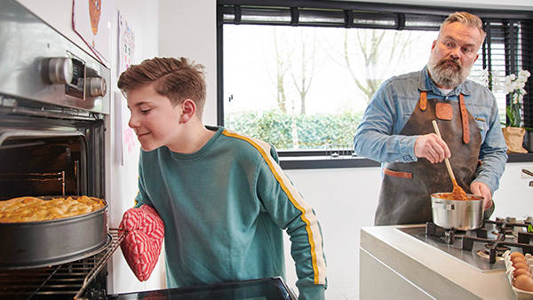 Gezin in keuken overstappen