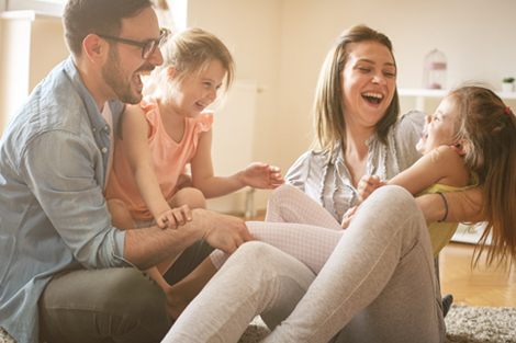 Man, vrouw en twee kinderen met vast energiecontract lachen naar elkaar