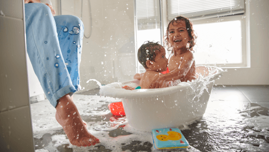 Kinderen spelen in bad met warm water via warmtepomp