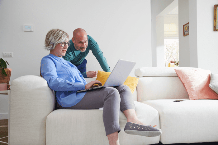 Man en vrouw kijken naar de laptop.