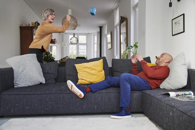 man en vrouw gooien cadeau over