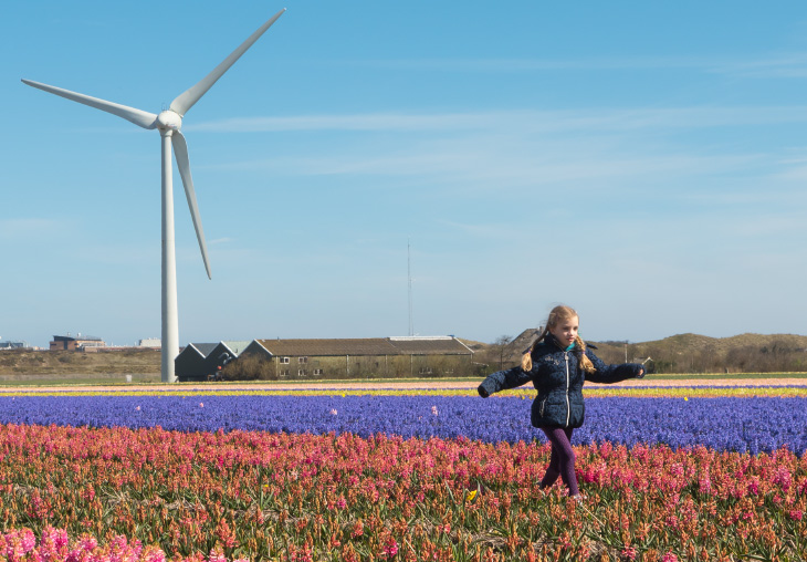 meisje tulpenveld windmolen