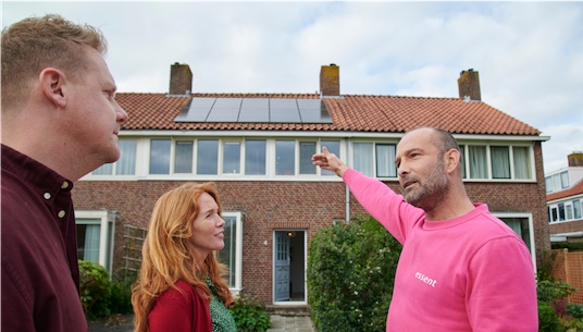 Monteur wijst naar zonnepanelen