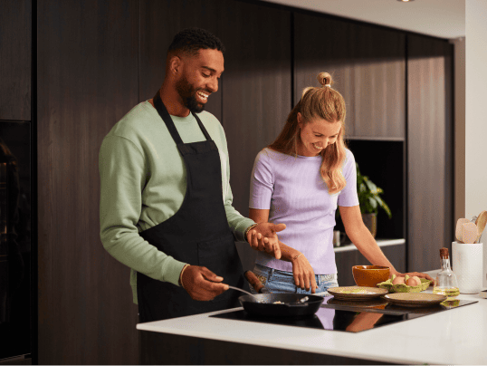 Een man en een vrouw zijn samen aan het koken
