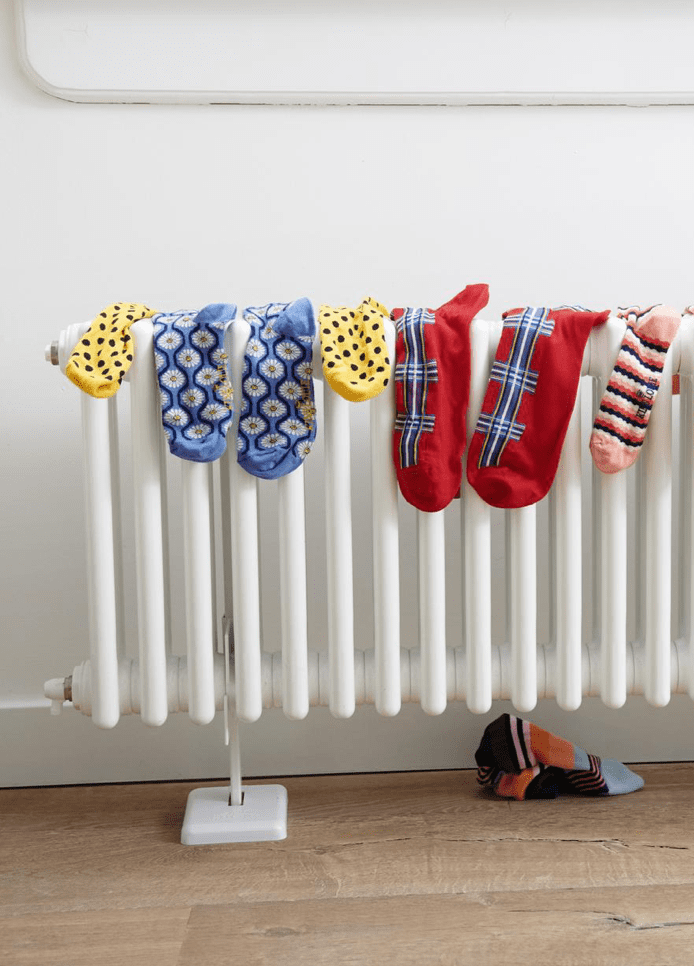 Sokken in verschillende maten op de verwarming