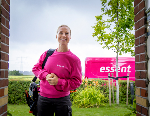 Vrouwelijke monteur Essent staat voor de deur om te helpen