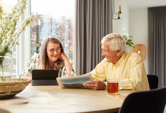Vrouw en man zitten achter de laptop.