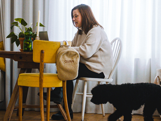 Vrouw leest op tafel.