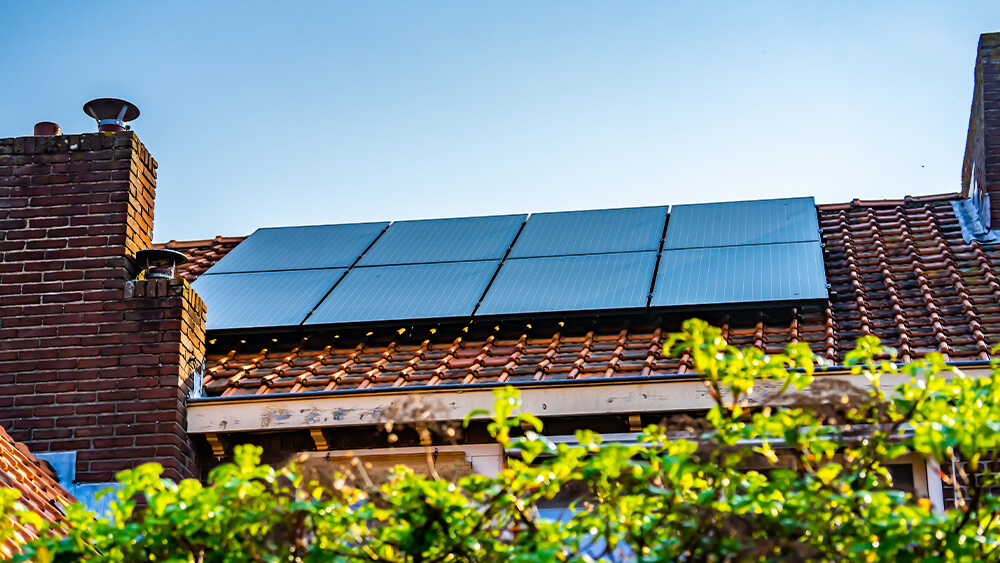 Zonnepanelen op een dak van een huis.
