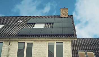 Zonnepanelen op een witte huis