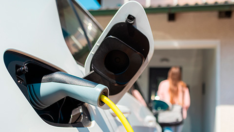 Elektrische auto laadt op bij Alfen laadpaal.
