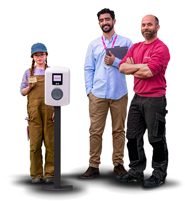 Twee Essent medewerkers en een kind staan bij een laadpaal.