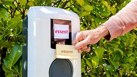 Iemand houdt een laadpas voor een Essent laadpaal