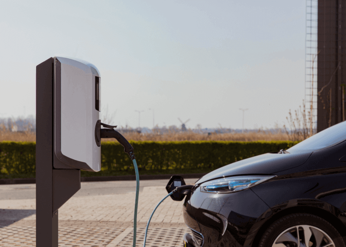 Een auto die elektrisch wordt opgeladen