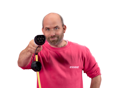 Monteur Freek met elektrische lader om auto op te laden