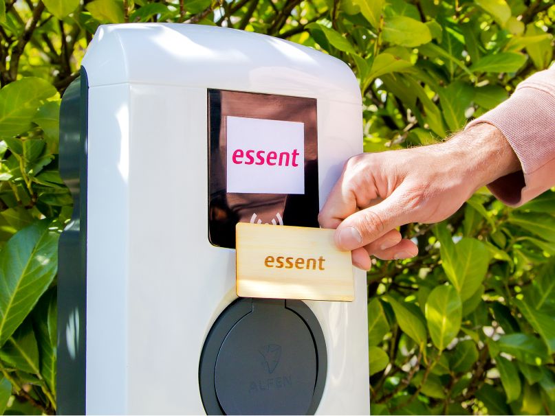 Persoon houdt laadpas voor laadpaal van Essent.