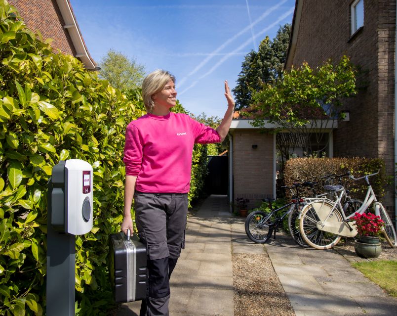 Een monteur van Essent zwaait