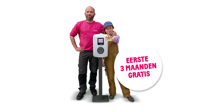 Adviseur staat met een klant bij een laadpaal. Op de afbeelding staat een sticker met tekst: eerste 3 maanden gratis