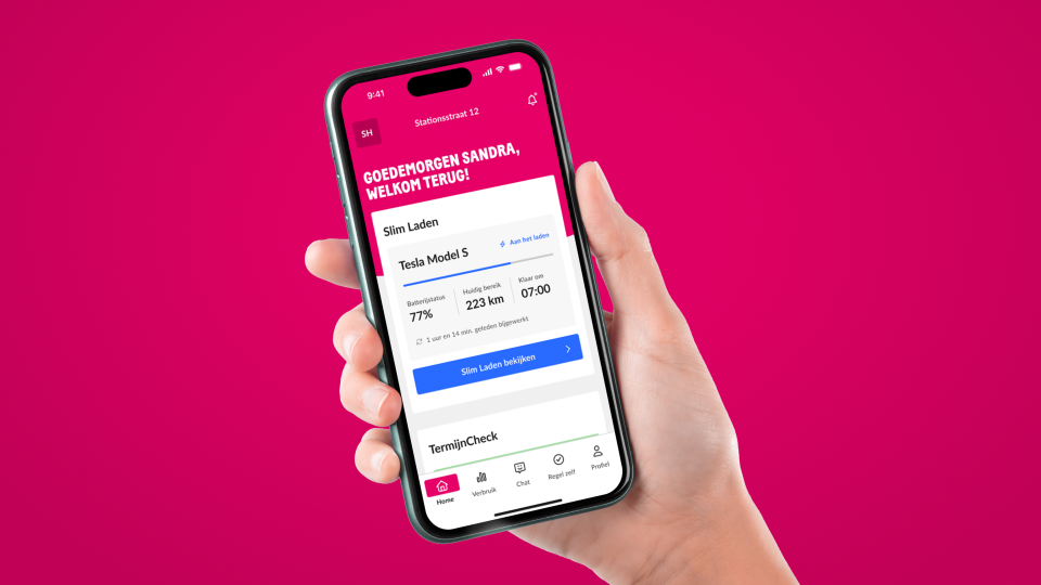 Hand met mobiele telefoon met daarop de Slim Laden app.