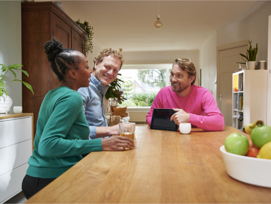 Een stel zit aan tafel met een monteur van Essent