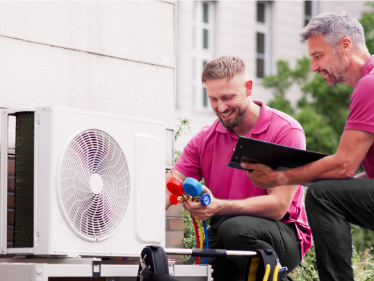 Twee specialisten van Essent zijn bezig met een warmtepomp