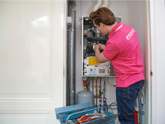 Monteur voert onderhoud uit aan cv-ketel