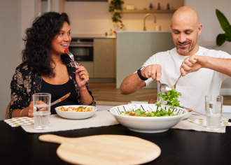 Man en vrouw praten over opslag voor wind- en zonne-energie tijdens eten.