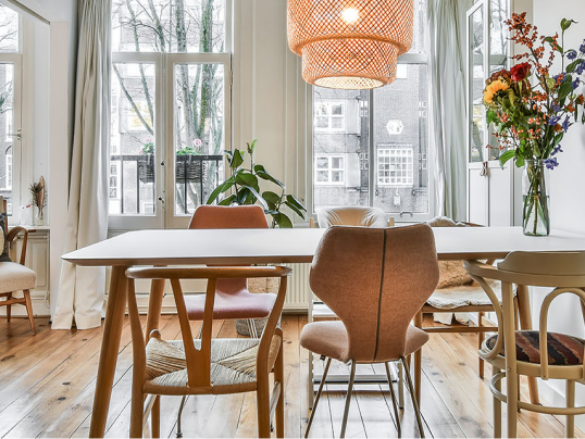 Woonkamer met vloerisolatie met tafel en stoelen.