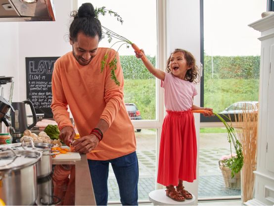 vader en dochter in keuken