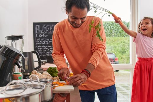 Man en kind in keuken