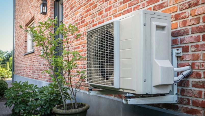 Een warmtepomp aan een buitenmuur