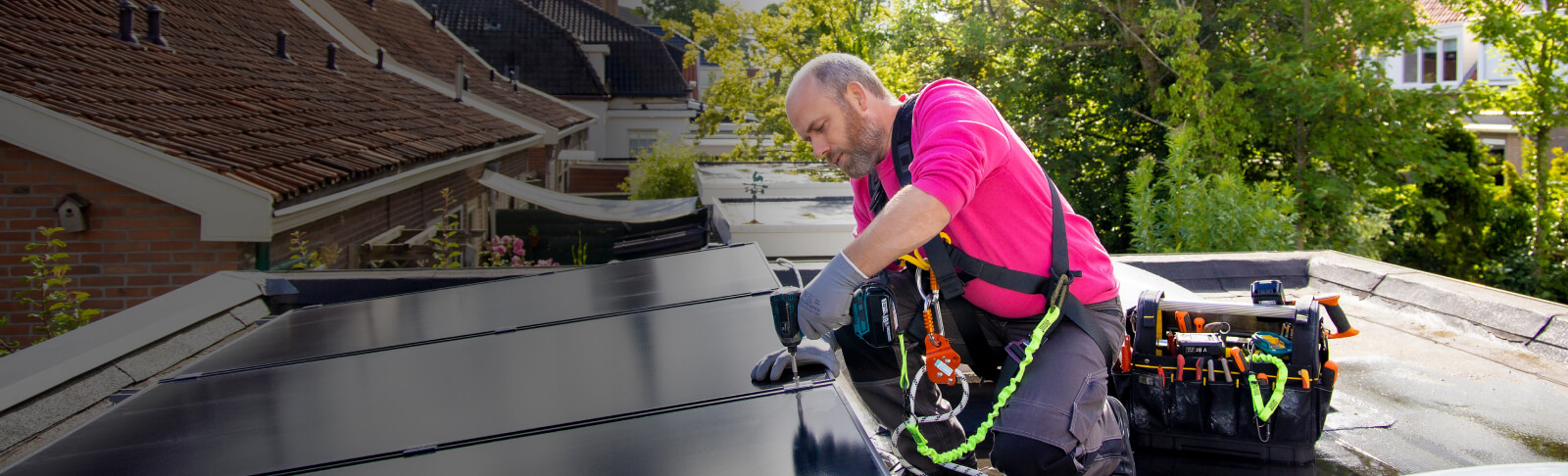 Freek installeert zonnepanelen