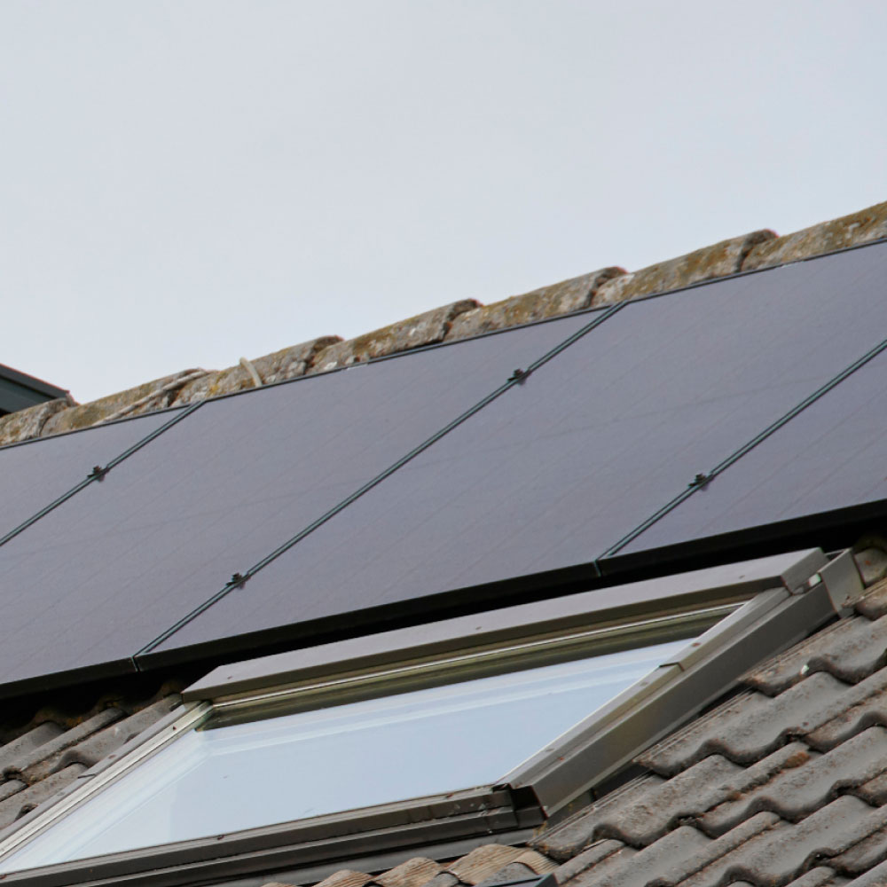 Zonnepanelen op een schuin dak.