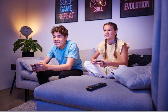 Kinderen gamen op de bank