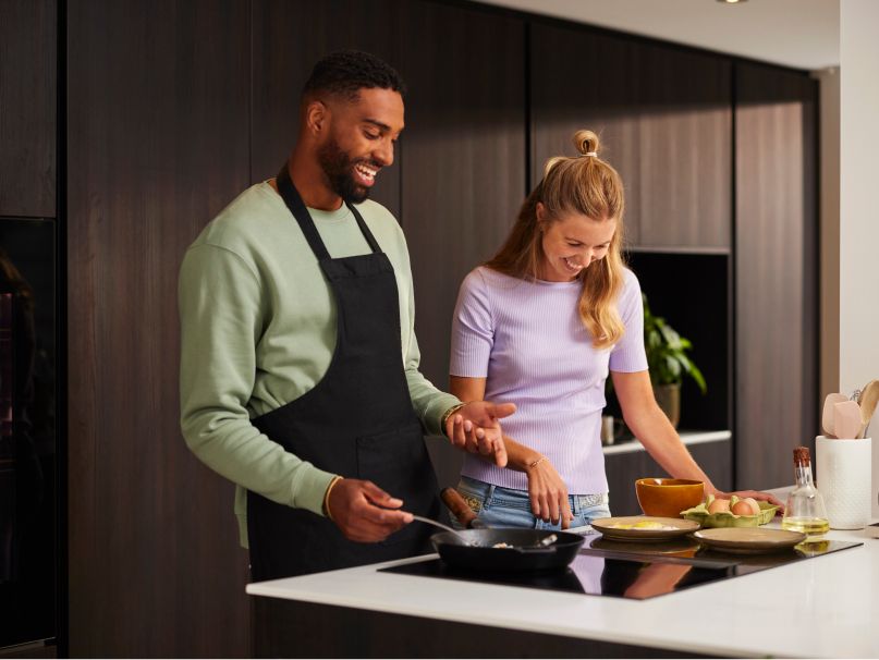 Een man en een vrouw zijn samen aan het koken