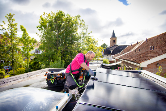 Freek legt zonnepanelen op plat dak