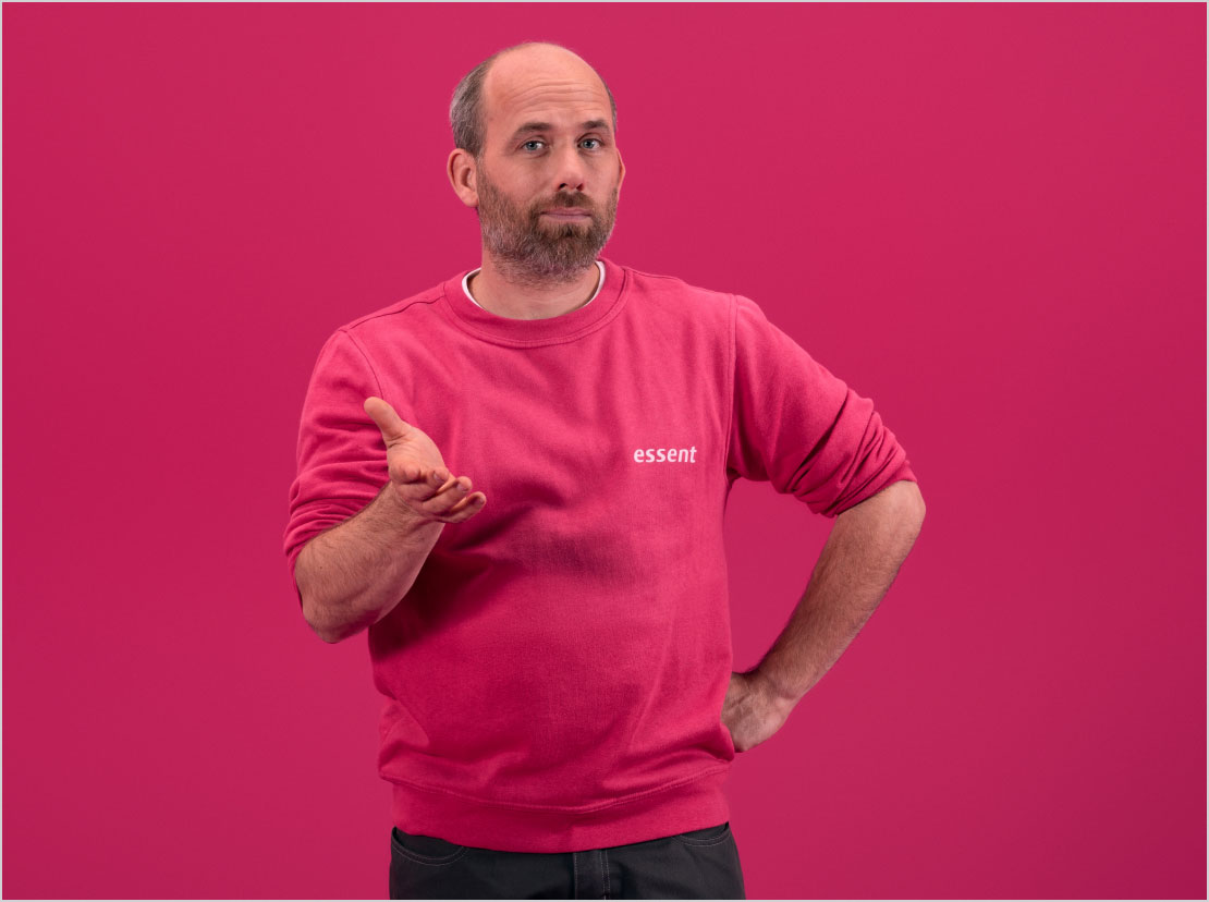 Freek van Essent met een hand in zijn zij en een hand open naar voren