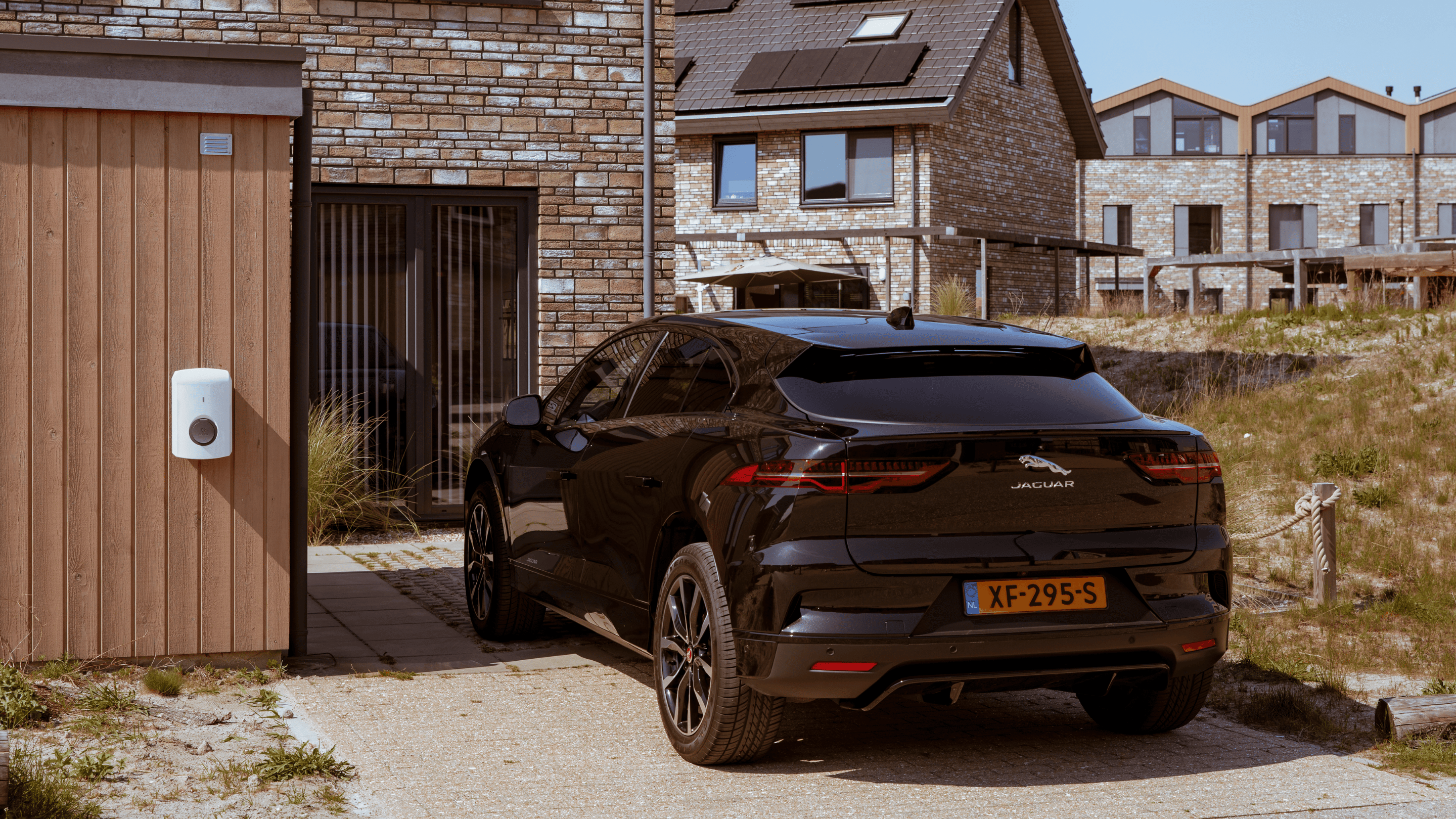 Alfen Eve Single S Line laadpaal op een oprit