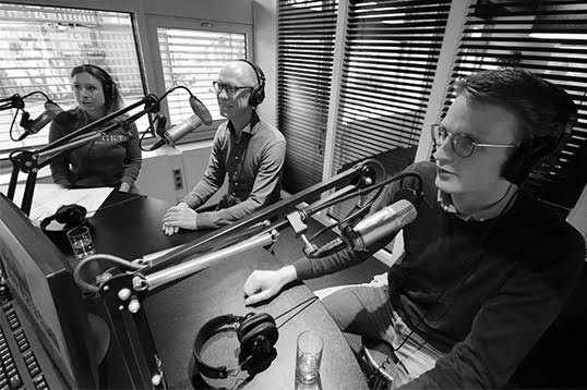 Drie mensen praten stap voor stap over verduurzamen in een studio.