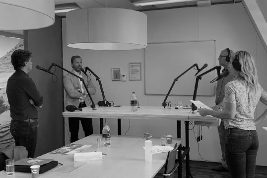 Vier mensen praten over waterstof.