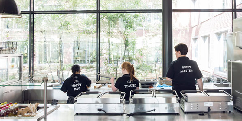 Essent medewerkers in cafe