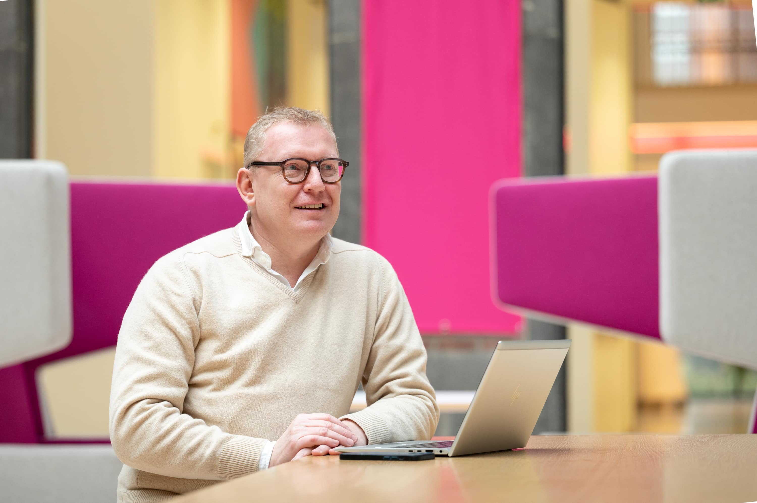 Diederik Mohr achter laptop